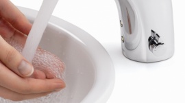 Perlator to standard, są lepsze sposoby na oszczędzanie wody Dom, LIFESTYLE - Czy perlator w kranie to jedyny sposób, by oszczędzać wodę? Zapomnij o tym! To standard. Na rynku są dostępne dużo nowocześniejsze rozwiązania