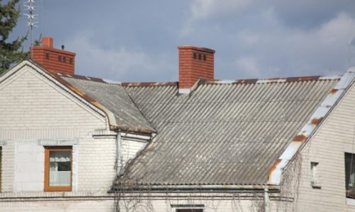 Na co zwrócić uwagę wymieniając dach pokryty azbestem?