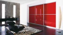 Meble na wysoki połysk w aranżacji mieszkania Dom, LIFESTYLE - Projektując nowoczesne wnętrze warto zwrócić uwagę na rolę lustra, powierzchni szklanych oraz powierzchni na wysoki połysk.