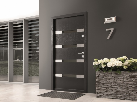 Inteligentne drzwi w inteligentnym domu Dom, LIFESTYLE - Wyobraź sobie, że po długim powrocie z pracy stajesz przed zamkniętymi drzwiami do domu i zdajesz sobie sprawę, że klucze pozostały na biurku... . Skończ z wyobrażeniami i dowiedz się, jakie rozwiązania mogą ułatwić Ci codzienne życie.