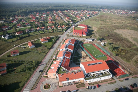 Podmiejskie spełnienie ? Postaw na Książenice ! Dom, LIFESTYLE - Poranna kawa na tarasie, weekendowe grille w ogródku, leśny krajobraz, cisza i spokój – jest to marzenie wielu osób zmęczonych codzienną, gonitwą. Dzięki infrastrukturze podwarszawskiego osiedla Książenice można go zrealizować nie rezygnując z wygód, które oferuje miasto.