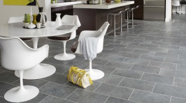 Podłogowe rewolucje: czas na winyle! Dom, LIFESTYLE - Drewno, wykładziny, panele laminowane, ceramika, kamień… Wydawać by się mogło, że w temacie pokryć podłogowych te nazwy mówią wszystko. Tymczasem na Zachodzie, a także i na naszym rodzimym rynku, coraz popularniejsze stają się podłogi winylowe (LVT).