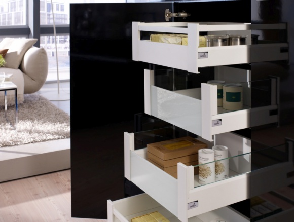 Sensys – zawias, który otworzył się na szuflady Dom, LIFESTYLE - Twoja kuchnia wydaje się mało funkcjonalna? Może to wina zbyt wielu szafek wyposażonych w zwykłe półki, a przecież wygodniejsze byłyby szuflady. Można szybko i niedrogo odmienić Twoją kuchnię montując do środka szafki wygodne szuflady.