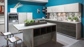 Prestiżowa kuchnia KAMmoduł ProLine w awangardowej szacie Dom, LIFESTYLE - Poprzez innowacyjny uchwyt meblowy w kuchni KAMmoduł ProLine podkreślono linię poziomą mebli, a całość ubrano w najmodniejszy dekor imitujący marmur.