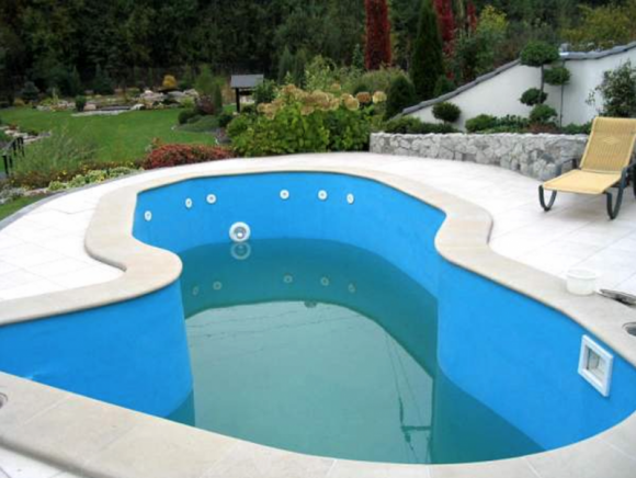 Czysty i bezpieczny basen - przygotowujemy się do nowego sezonu Dom, LIFESTYLE - Coraz dłuższe dni i rosnące temperatury to niewątpliwe oznaki, iż niebawem nadejdzie wiosna. Na ciepłą i słoneczną pogodę szczególnie liczą właściciele basenów – wszak trudno o coś przyjemniejszego, niż relaks w przydomowym akwenie.