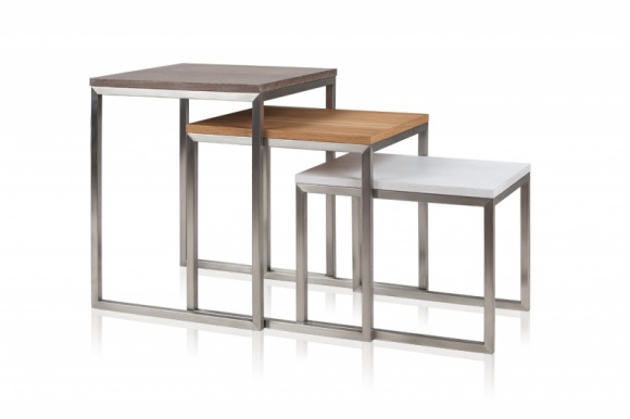 TAPI i CUBE błysnęły metalem Dom, LIFESTYLE - Choć nie są najważniejszym meblem w salonie i zajmują niewiele miejsca, często to właśnie stoliki kawowe podkreślają jego styl i charakter. TAPI i CUBE 3w1 z nowej kolekcji HALEX urzekają prostą, geometryczną formą i oryginalnym połączeniem metalu i drewna.