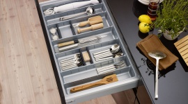 5 rzeczy, które powinny znaleźć swoje miejsce w szufladzie Dom, LIFESTYLE - Dla wygody trzymamy je na blacie albo upychamy w głębokich, a przez to mało wygodnych szafkach. Ale jest 5 rzeczy, które lepiej trzymać w szufladzie – przeczytaj dlaczego.