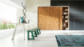 Prostota i oszczędność detali – tak wyglądają współczesne wnętrza Polaków Dom, LIFESTYLE - Polacy chcą mieszkać modnie i coraz częściej kierują się zasadą "mniej znaczy więcej". Oznacza to, że tak uwielbiane przez nas jeszcze niedawno PRL-owskie meblościanki, boazerie i pstrokate dywany ustępują miejsca prostym meblom, stonowanym barwom, które tworzą niebagatelny styl