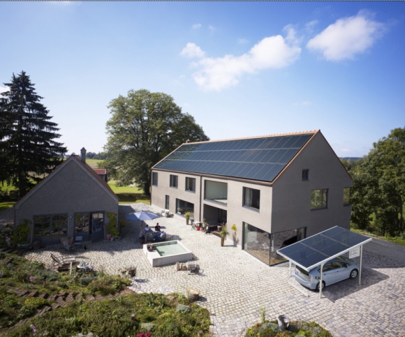 Panele fotowoltaiczne – inwestycja, która się zwraca Dom, LIFESTYLE - Systemy fotowoltaiczne odpowiadają za dostarczanie energii i przyczyniają się do niezależności gospodarstwa domowego od sieci energetycznej. Inwestycja w tym wypadku zwraca się więc po ok. 6 latach.