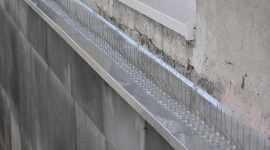 Jak przepędzić gołębie z balkonu? Dom, LIFESTYLE - Utrzymanie balkonu oraz parapetów w czystości bywa trudne, szczególnie jeśli mieszka się w blokowisku lub sąsiedztwie obiektów przemysłowych. Radzimy jak poradzić sobie w takiej sytuacji.