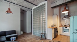 Wrocławskie lofty w berlińskim klimacie Dom, LIFESTYLE - Meble Oskara Zięty, półki lewitujące nad sofą, a może huśtawka zamontowana pod sufitem? Minimalnie, folklorystycznie, kontrastująco? Tak oryginalnie urządzają się mieszkańcy loftów na Przedmieściu Oławskim we Wrocławiu.