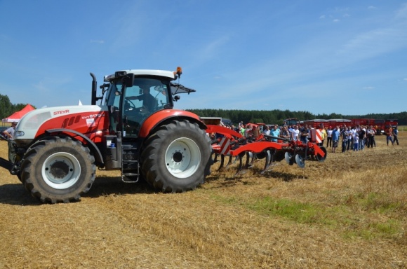 Ruszyły „Dni ziemi” Metal – Fach i Moto – Agro Rolnictwo, BIZNES - Prezentacje, pokazy, a przede wszystkim testy polowe najnowszych maszyn rolniczych produkowanych przez sokólską spółkę Metal – Fach oraz ciągników marki Steyr dystrybuowanych przez Moto – Agro, rozpoczęły cykl spotkań w ramach „Dni Ziemi”.