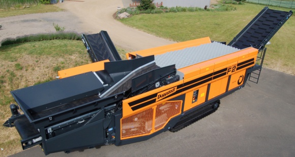 Nowy separator Doppstadt o wszechstronnych możliwościach BIZNES, Ochrona środowiska - Nowoczesny przesiewacz do rozdzielania materiału na cztery różne frakcje. Maszyna przetwarza odpady z gospodarstw domowych, odpady przemysłowe, odpady o dużych wymiarach, starodrzew, bioodpady oraz odpady budowlane i mieszane, żużle i pozostałości z wysypisk śmieci.