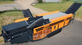 Nowy separator Doppstadt o wszechstronnych możliwościach BIZNES, Ochrona środowiska - Nowoczesny przesiewacz do rozdzielania materiału na cztery różne frakcje. Maszyna przetwarza odpady z gospodarstw domowych, odpady przemysłowe, odpady o dużych wymiarach, starodrzew, bioodpady oraz odpady budowlane i mieszane, żużle i pozostałości z wysypisk śmieci.