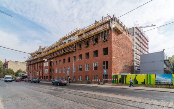 Wrocławski szpital odzyskuje historyczny urok Dom, LIFESTYLE - Budynek szpitala położniczego przy ul. Dyrekcyjnej ma już oczyszczoną ceglaną elewację, a zabytkowy obiekt odzyskuje swój charakterystyczny wygląd. Trwają już prace przy wykonywaniu dachu i wykańczaniu wnętrz. Budowa pierwszego w Polsce kompleksowego centrum seniora Angel Care.