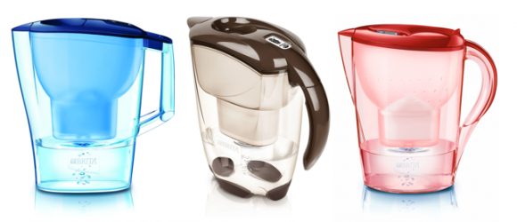 Elegancki i praktyczny prezent pod choinkę - Dzbanki Brita Dom, LIFESTYLE - Święta to czas prezentów, wspólnych chwil i wyjątkowych smaków. Wybierając podarunki dla rodziny oraz przyjaciół weźmy pod uwagę przedmioty, które będą wyjątkowe, ale jednocześnie przydadzą się na co dzień.