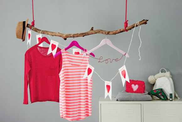 Wieszak na ubrania dla zakochanych Dom, LIFESTYLE - Najbardziej romantyczne święto w roku - Walentynki - zbliża się wielkimi krokami. Jeżeli chcesz zaskoczyć swoją drugą połówkę samodzielnie wykonanym prezentem, skorzystaj z naszej propozycji i stwórz romantyczny wieszak na ubrania.