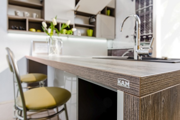 Blat, czyli kropka nad i w projekcie kuchni Dom, LIFESTYLE - Codziennie z niego korzystamy, więc musi być praktyczny i funkcjonalny. Od blatów kuchennych wymagamy jednak nie tylko trwałości, ale chcemy też, by były niczym modny dodatek do ubioru, który nada kuchni szyku i efektu "wow"!