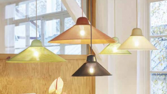 Muppetshop poleca Petite Friture – wiosenna gra formy i światła Dom, LIFESTYLE - Designerskie meble i dekoracje francuskiej marki Petite Friture przyciągają uwagę oryginalną formą i nietypowym wykorzystaniem materiałów. W wiosennej edycji na klientów Muppetshop czekają interesujące, uwodzicielskie wprost nowości.