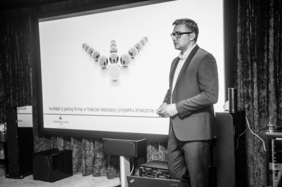 Szkolenie dla architektów i projektantów wnętrz Dom, LIFESTYLE - Andrew Lucas London, członek założyciel w Polsce światowego autorytetu w dziedzinie nowoczesnych instalacji dla domów – CEDIA, prowadzi szkolenia dla architektów i projektantów wnętrz z zakresu wykorzystania współczesnych technologii w projektach domów, rezydencji i apartamentów.