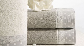 Zanurzyć się w miękkości – przepis na domowe SPA Dom, LIFESTYLE - Aromatyczne kosmetyki, pachnące świece oraz wanna wypełniona bąbelkami – oto sprawdzony sposób na zmianę codziennej kąpieli z rutyny w chwilę wytęsknionego relaksu.