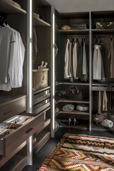 Pomysłowe przechowywanie według marki Raumplus Dom, LIFESTYLE - Widoczne jak na dłoni starannie poukładane ubrania i akcesoria zawsze pod ręką. Za perfekcyjny porządek w szafie lub garderobie odpowiada właściwe wyposażenie. Jak je najlepiej dobrać podpowiada marka Raumplus.