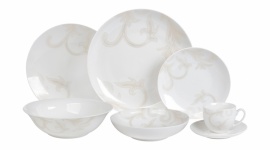 Podano do stołu – najmodniejsze zastawy stołowe Dom, LIFESTYLE - Moda przenosi się na przedmioty codziennego użytku – szklanki, talerze i misy – wskazując kierunek, w którym powinniśmy iść, wybierając zastawę stołową. Sprawdź propozycje Black Red White i wybierz najlepszy zestaw dla siebie.