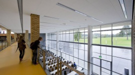 Ograniczenie hałasu w szkołach – krok w kierunku poprawy jakości nauczania Dom, LIFESTYLE - Zatruwa nas powoli jak toksyny w powietrzu. Wywołuje zmęczenie fizyczne i psychiczne. Jest szkodliwy dla słuchu. Ma negatywny wpływ na przyswajanie informacji. Hałas, bo o nim mowa, to jedna z najczęstszych przyczyn stresu objawiającego się rozdrażnieniem i spadkiem koncentracji.