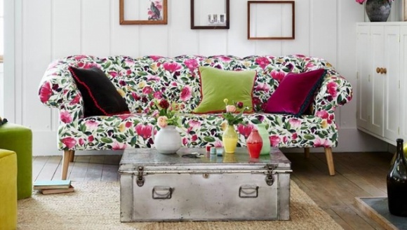 Kwiatowe ogrody wkraczają do wnętrz Dom, LIFESTYLE - Kwiatowe wzory to trend, który w tkaninach utrzymuje się od jakiegoś czasu. I nic nie wskazuje na to, że miałby w najbliższej przyszłości zniknąć, bo moda na dekoracje nawiązujące do natury i botanicznych wzorów cieszy się dużą popularnością.