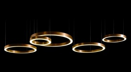 Oświetlenie. Biżuteria wnętrza Dom, LIFESTYLE - Najlepszymi przyjaciółmi kobiet są diamenty – zwykła mawiać Merlin Monroe. W przypadku wnętrz podobną rolę spełnia oświetlenie. To najbardziej rzeźbiarski element wnętrza. Odpowiednio dobrane potrafi dodać szyku każdej przestrzeni.