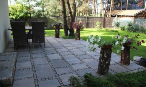 Jak dobrać wykończenie nawierzchni w ogrodzie?