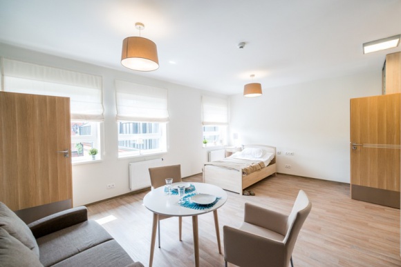 Apartamenty dla seniorów z usługami i opieką medyczną – pierwsze takie w Polsce Dom, LIFESTYLE - W kompleksowym Centrum Seniora Angel Care we Wrocławiu można zamieszkać w Apartamencie Chronionym. Przeznaczony jest dla aktywnych osób starszych, które chcą cieszyć się życiem na emeryturze, jednocześnie mając gwarancję bezpieczeństwa i doświadczony personel pod ręką.