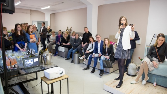 Tajemnice zdrowego snu z Cotton&Co. Dom, LIFESTYLE - Marka Cotton&Co., bezpośredni importer wysokiej jakości angielskich łóżek i ręcznie szytych materaców, zorganizowała szkolenie dla architektów, projektantów i dekoratorów wnętrz. Dotyczyło ono zdrowego snu, oświetlenia oraz prawidłowego urządzenia przestrzeni sypialnianej.