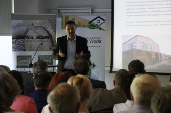 I Sympozjum Budownictwa Energooszczędnego i Pasywnego BIZNES, Ochrona środowiska - Jak przekonać Polaków do zalet budownictwa drewnianego zastanawiali się uczestnicy I Sympozjum Budownictwa Energooszczędnego i Pasywnego w Gdańsku.