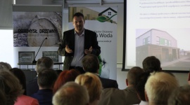 I Sympozjum Budownictwa Energooszczędnego i Pasywnego BIZNES, Ochrona środowiska - Jak przekonać Polaków do zalet budownictwa drewnianego zastanawiali się uczestnicy I Sympozjum Budownictwa Energooszczędnego i Pasywnego w Gdańsku.