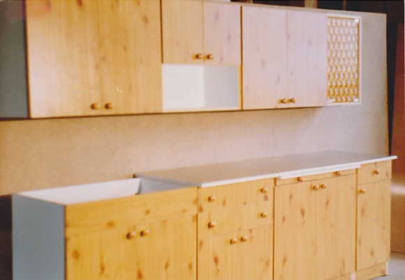 Od MAI do PREMIUM – 25 lat mebli kuchennych KAM Dom, LIFESTYLE - 25 lat temu wizytówką firmy KAM był skromny zestaw MAJA. Obecnie jej możliwości produkcyjne pokazuje najnowszy system PREMIUM. Te dwie kuchnie dokumentują nie tylko rozwój fabryki z Milejewa, ale całego segmentu mebli kuchennych.