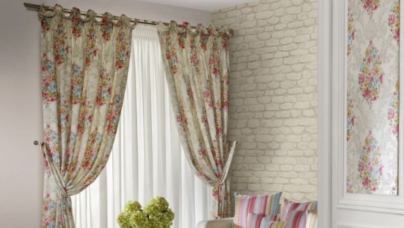 Nowe szaty okien – jak wybrać zasłony i firany? Dom, LIFESTYLE - Pozbawione finezyjnie udrapowanych zasłon i delikatnych firan wnętrze jest jak tort bez wisienki. Dopiero odpowiednio dobrane tkaniny pozwalają w pełni wydobyć potencjał danej aranżacji.