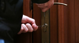 Wszystko co powinieneś widzieć o zabezpieczeniu mieszkania, a boisz się zapytać Dom, LIFESTYLE - Według CBOS, w ciągu 2015 r. włamano się do domu co dziesiątego Polaka – jest to niewielki spadek, w stosunku do roku ubiegłego o 2,5%.Czy to znaczy, że powoli zmniejsza się liczba chętnych czyhających na majątek kryjący się w zaciszu naszych domostw?