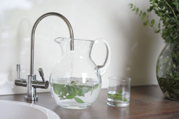 Zdrowo, zdrowiej, najzdrowiej, czyli jak żyć by być fit Dom, LIFESTYLE - Polacy szturmem ruszają z kanap! Biegamy, jeździmy na rowerze, chodzimy na siłownię. Ruch to zdrowie i coraz bardziej się do tego przekonujemy. Jednak pamiętajmy również o zdrowej diecie i o najważniejszym elemencie zdrowego trybu życia, czyli wodzie.