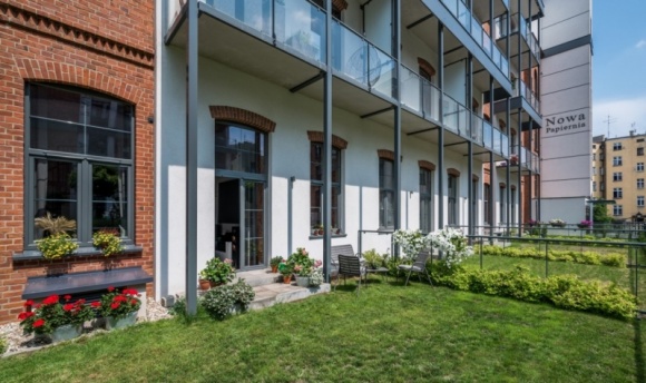 Balkon, taras czy ogródek? To ma znaczenie Dom, LIFESTYLE - Obecność balkonu, tarasu czy ogródka jest kluczowa dla 15% osób kupujących nieruchomość – wynika z badań TNS Polska. Jest ważniejsza niż wysokość piętra, bliskość sklepów i urzędów, a nawet opinia o deweloperze.