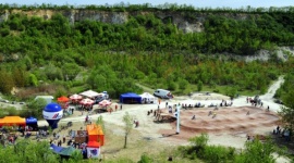 Kamieniołom z ekokorzyściami dla społeczności BIZNES, Ochrona środowiska - Wyeksploatowane kopalnie nie muszą zaniedbane odchodzić w zapomnienie. Wyrobisko Lipówka w Rudnikach należące do CEMEX Polska zyskało drugie życie dzięki stworzeniu na jego terenie przyrodniczej ścieżki edukacyjnej.