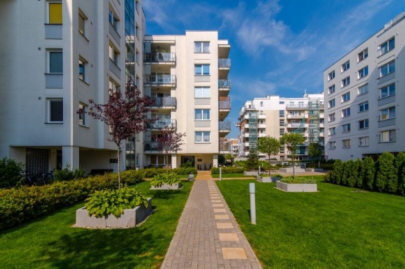 Sezon urlopowy? Tak, ale nie dla deweloperów Dom, LIFESTYLE - W „wakacyjnym” III kwartale 2015 roku w największych miastach sprzedano 13,2 tys. mieszkań – wynika z analizy REAS. To o około 2 tys. więcej niż na początku zeszłego roku. Również tegoroczne wakacje są pracowite dla deweloperów.