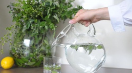 Woda. Jaką rolę odgrywa w naszym organizmie? Dom, LIFESTYLE - Bezbarwna, niepozorna ciecz, dostępna na wyciągnięcie ręki i obecna w niemalże wszystkich produktach żywnościowych. Woda, bo o niej właśnie mowa, stanowi nawet 70% masy dorosłego człowieka. Jaką rolę odgrywa w naszym życiu i dlaczego tak ważną?