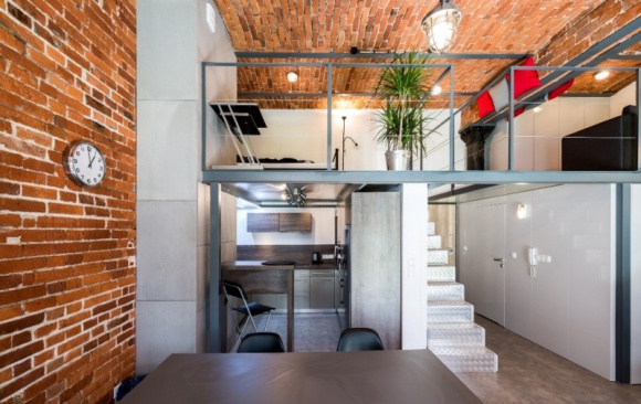 Styl loftowy nadal w modzie Dom, LIFESTYLE - Blacha na podłodze, huśtawka w centrum salonu, antresola z przytulną sypialnią i wygodnym biurem. Oto wnętrza, w których XIX-wieczna cegła łączy się z nowoczesnością.