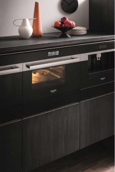 Wieczorny „crisp & grill” Dom, LIFESTYLE - Nadchodząca jesień motywuje do wieczornego relaksu w domu, a tym samym nadrobienia filmowych czy serialowych zaległości. Domowy seans to również domowe przekąski.