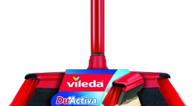 Nowa szczotka DuActiva od Viledy. Najlepsza pod kątem wymiatania Dom, LIFESTYLE - Koniec z brudem zalegającym w trudno dostępnych miejscach w domu. Dokładne wymiatanie z narożników nie sprawi już żadnych problemów. Wszystko za sprawą ulepszonego modelu szczotki DuActiva marki Vileda. Jeszcze lepszej i dokładniejszej niż kiedykolwiek.