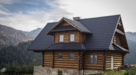 Dach przygotowany na zimę: jak prawidłowo wykonać przegląd pokrycia? Dom, LIFESTYLE - Zima to nie przelewki. Szczególnie dla dachu, który stanowi główną barierę ochronną domu zarówno przed chłodem, jak i wilgocią. Podpowiadamy, jak przed nadejściem zimy zadbać o kompletne zabezpieczenie pokrycia od A do Z.