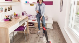 Alergia znika aż się kurzy: Jak sprzątać w domu alergika? Dom, LIFESTYLE - Nie kwitnące kwiaty, a katar i zaczerwienione oczy są dla alergików nieuchronnym zwiastunem wiosny. Osoby dotknięte alergią mogą odczuwać dyskomfort także jesienią i zimą, przebywając w domu. Na szczęście wiele alergenów wyeliminujemy dzięki sumiennym i systematycznym porządkom.