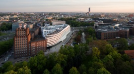 Światowe media o Wrocławiu Dom, LIFESTYLE - Doceniają atmosferę miasta, ofertę kulinarną, a także architekturę, zarówno historyczną, jak i najnowszą. O Wrocławiu piszą Rough Guides, wydawca słynnych przewodników, Designboom i Wallpaper, prestiżowe magazyny o designie, a także The Telegraph i Vogue.