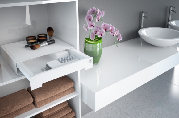 Sekrety trzymane pod kluczem Dom, LIFESTYLE - Jest niepozorna, z powodzeniem jednak można jej powierzyć wartościowe przedmioty lub poufne dokumenty. Nowa, niewielka szuflada SmarTray to dyskretny schowek, w którym wszystko jest zawsze na miejscu, a jednak ukryte przed ciekawskim spojrzeniem.